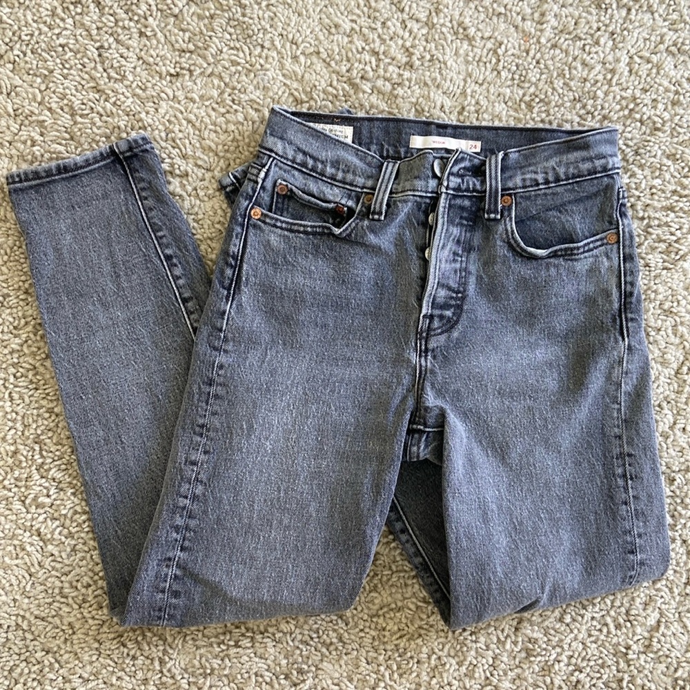 Levi’s women’s black wedgie 24, excellent condition. Denim jeans.